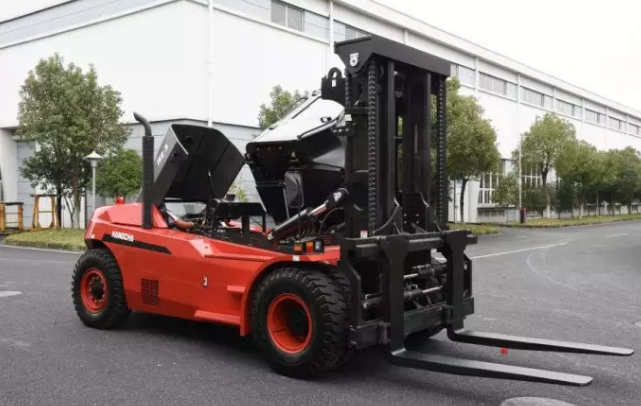 【大噸位】杭叉新款X系列16噸重裝叉車交付某企業(yè)！