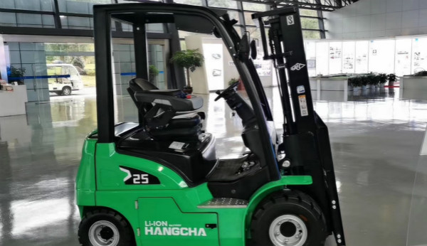 電動叉車買鋰電的還是鉛酸的？當然是鋰電的！